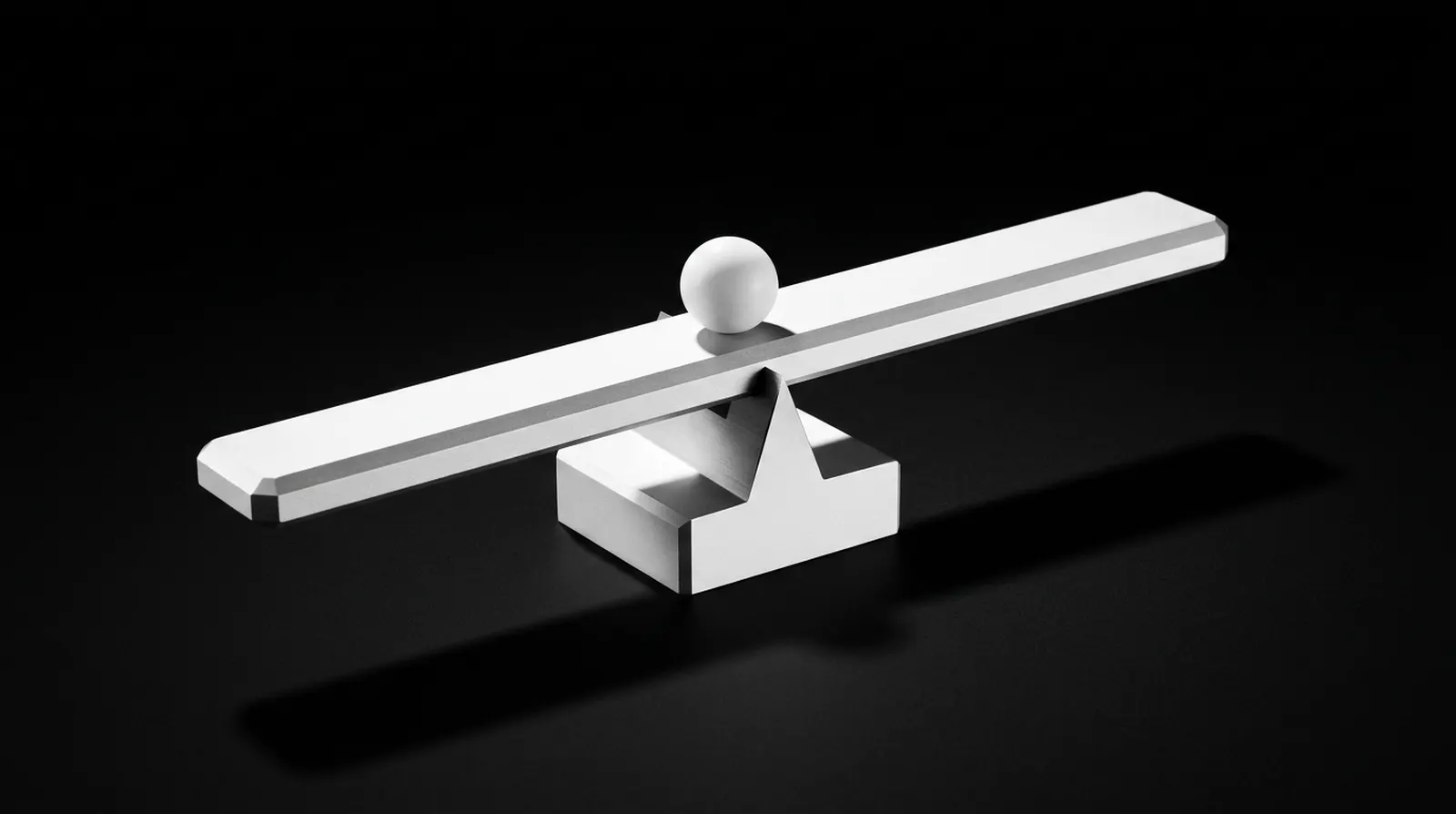 Une poutre métallique en équilibre sur une arête vive, parfaitement horizontale, posée sur un socle usiné et éclairée sur fond noir.